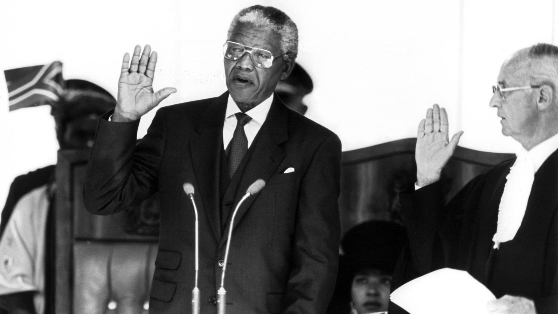 Nelson Mandela wird am 10.05.1994 in Pretoria als erster demokratischer gewählter Präsident Südafrikas vereidigt. Damit gingen in Südafrika über 300 Jahre weißer Alleinherrschaft zu Ende.