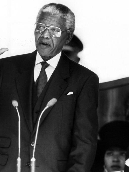 Nelson Mandela wird am 10.05.1994 in Pretoria als erster demokratischer gewählter Präsident Südafrikas vereidigt. Damit gingen in Südafrika über 300 Jahre weißer Alleinherrschaft zu Ende.