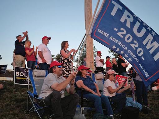 Trump-Anhänger in New Hampshire mit Wahlkampf-Flaggen