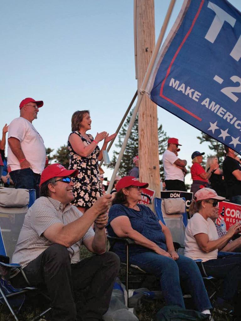 Trump-Anhänger in New Hampshire mit Wahlkampf-Flaggen