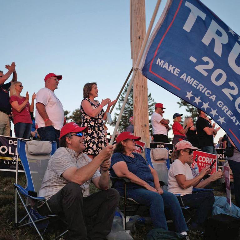Trump-Anhänger in New Hampshire mit Wahlkampf-Flaggen