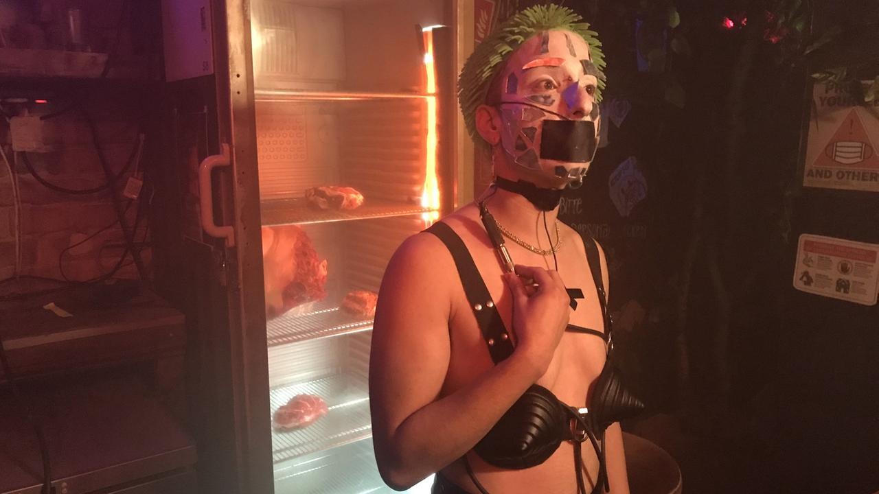 Eine Performance des "Overmorrow"-Programms des Künstler-Kollektivs Bad Bruises im Berliner Club Wilde Renate. Die Darstellerin führt ihre Einlage vor, wo in der Renate sonst Gtränke ausgeschenkt werden. Sie sollte offenbar so eine Art Humanoid darstellen und sprach mit einer verzerrten, roboterartigen Stimme.