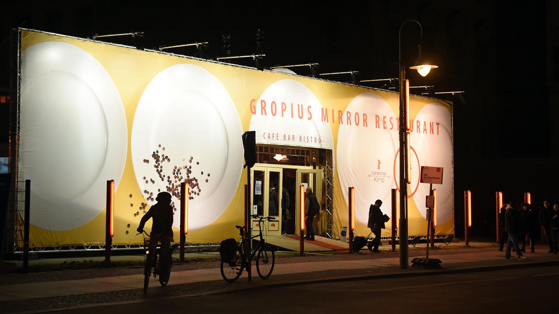 Das Spiegelzeltrestaurant "Gropius Mirror" 2015 in Berlin während der 65. Internationalen Filmfestspiele in dem das Kulinarische Kino veranstaltet wird.
