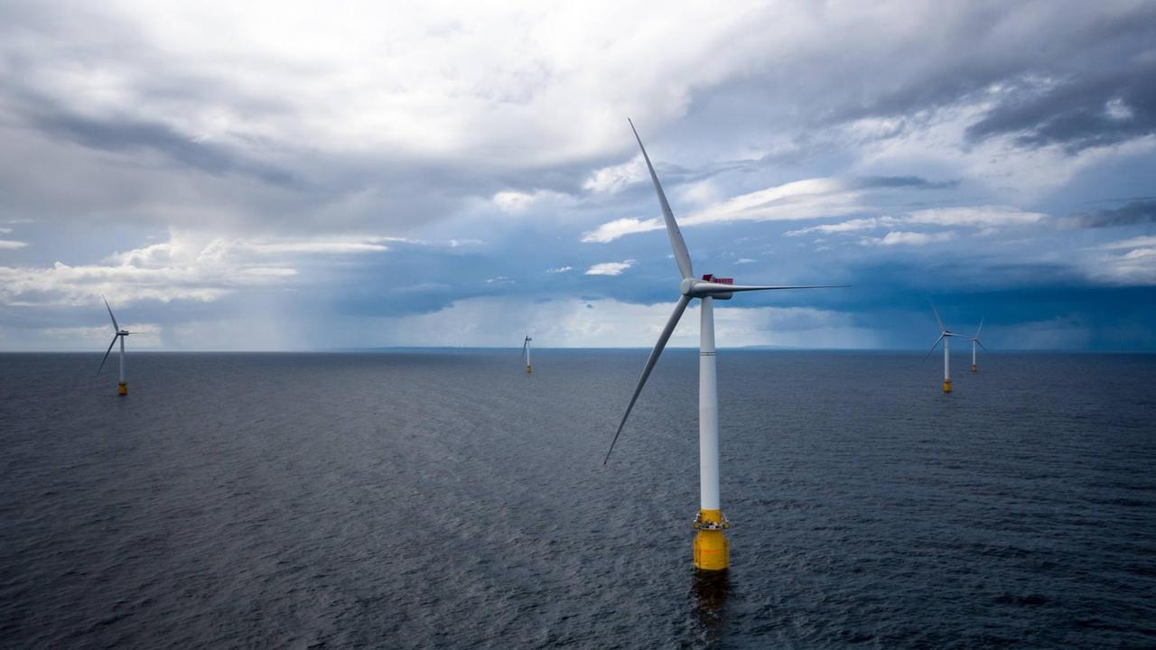 Östlich von Aberdeen im Nordatlantik ist der erste schwimmende Windpark der Welt in Betrieb gegangen