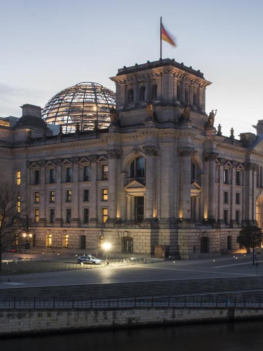 Blauer Himmel rahmt am 08.01.2018 in Berlin am frühen Abend den Reichstag ein.