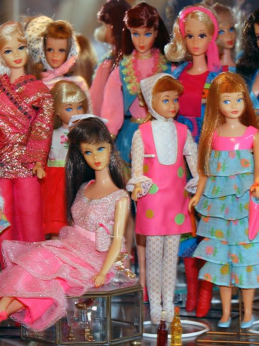 Blick auf einen Teil der Barbie-Puppen-Sammlung von Bettina Dorfmann in ihrem Haus in Düsseldorf, die mit ihren 2500 Barbies und Zubehör nicht nur eine der größten Privatsammlungen weltweit besitzt, sondern auch die einzige "Fachärztin für Barbie-Chirurgie" ist.