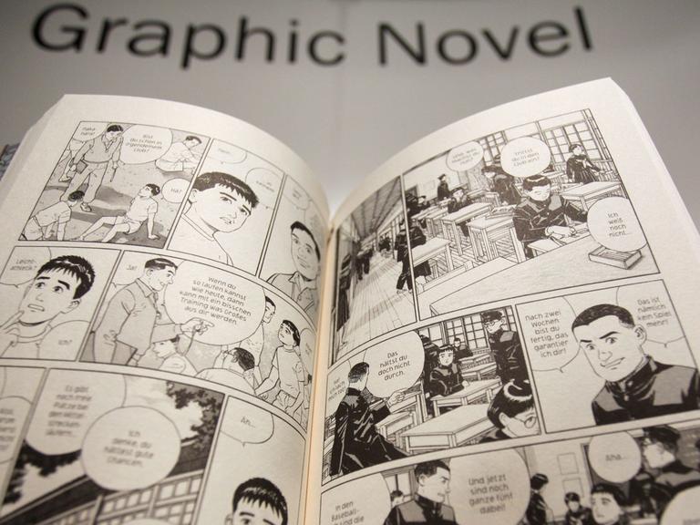 Eine schwarz weiß illustriertes Heft mit in der Mitte aufgeklappten Seiten, darüber der Schriftzug "Graphic Novel".