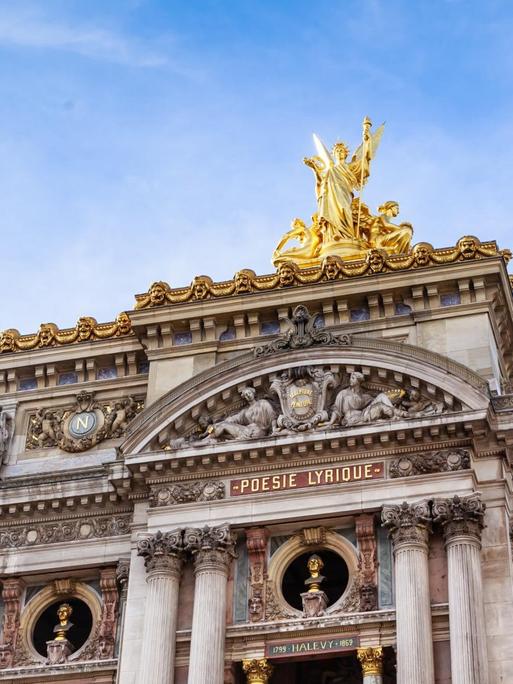 Die Fassade der Oper Paris vor blauem Himmel