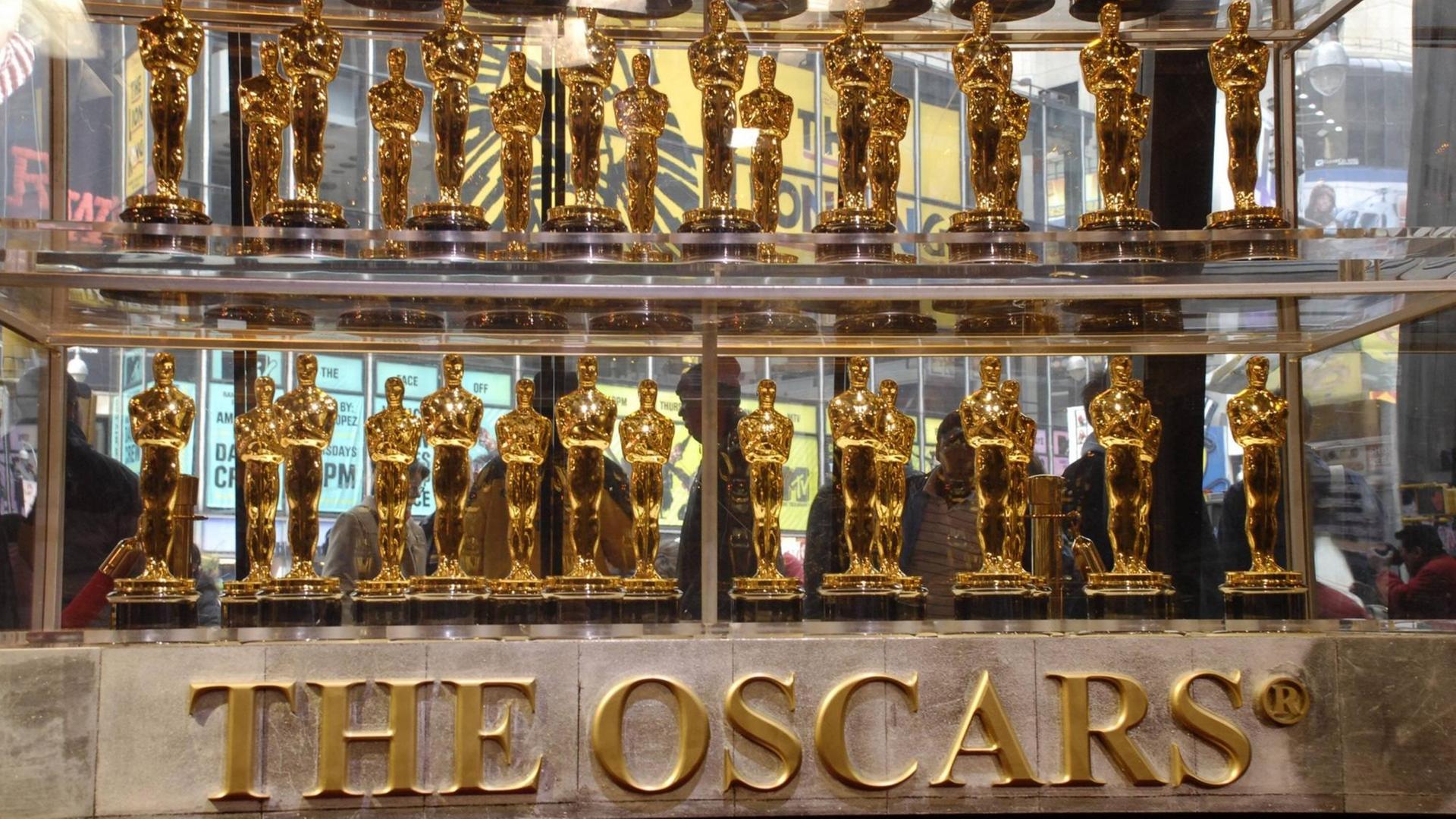 Viele goldene "Oscar"-Figuren in einem Regal.
