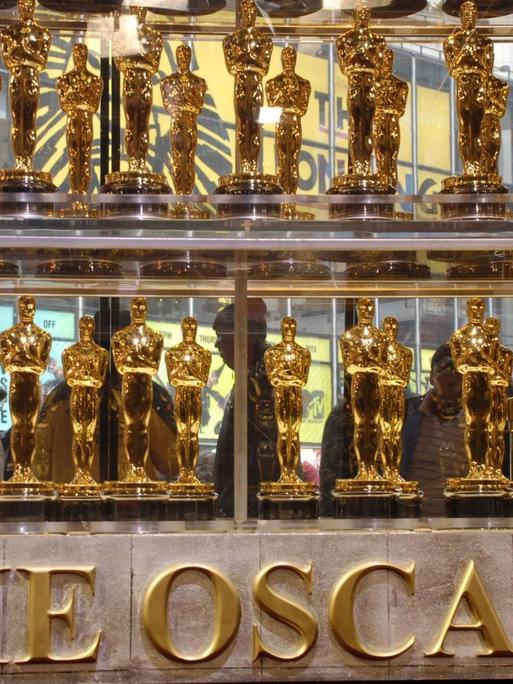 Das Foto zeigt viele goldene Oscar-Figuren.