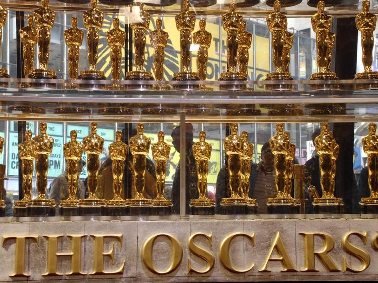 Das Foto zeigt viele goldene Oscar-Figuren.