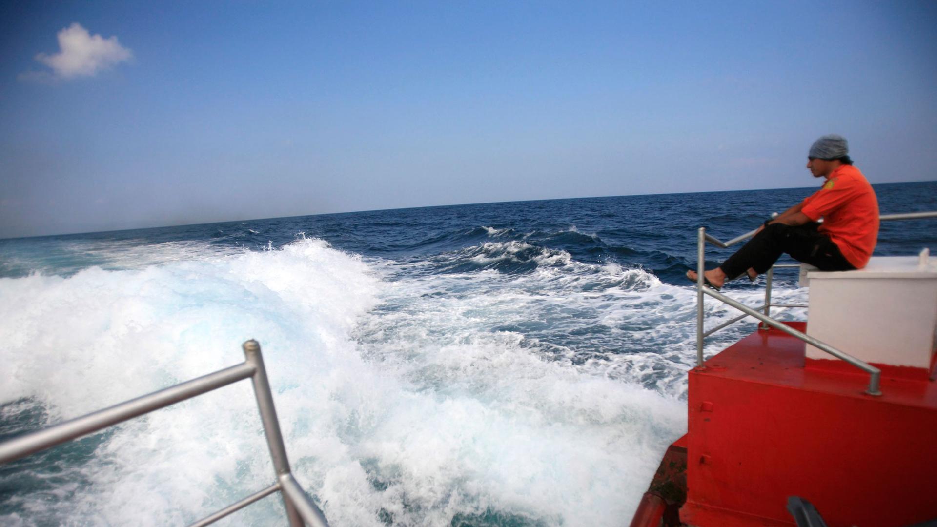 Indonesische Rettungskräfte suchen im Meer nahe der indonesischen Insel Sumatra nach der verschollenen Boeing 777. Indonesische Rettungskräfte suchen im Meer nahe der indonesischen Insel Sumatra nach der verschollenen Boeing 777.