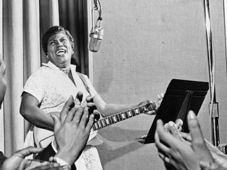 Rosetta Tharpe, Godmother of Rock 'n' Roll, 1961 beim Auftritt im MGM-Studio. Ihre Gospelaufnahmen waren eine einzigartige Mischung aus spirituellen Texten und rhythmischer Rockbegleitung.