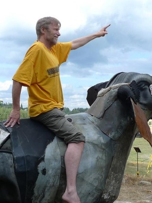 Der finnische Videodokumentarist Erkki Pirtola auf einem Elefant