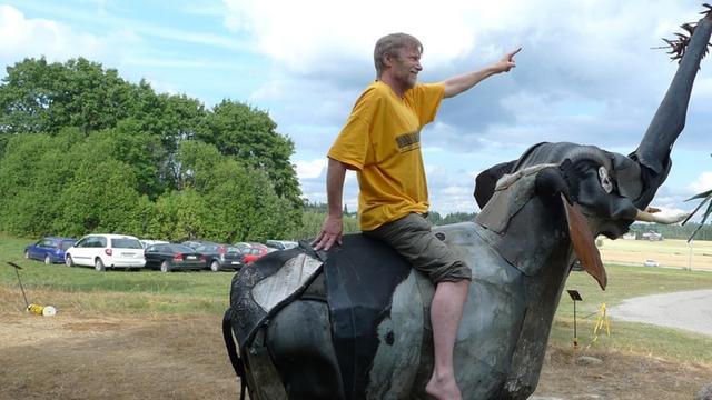 Der finnische Videodokumentarist Erkki Pirtola auf einem Elefant