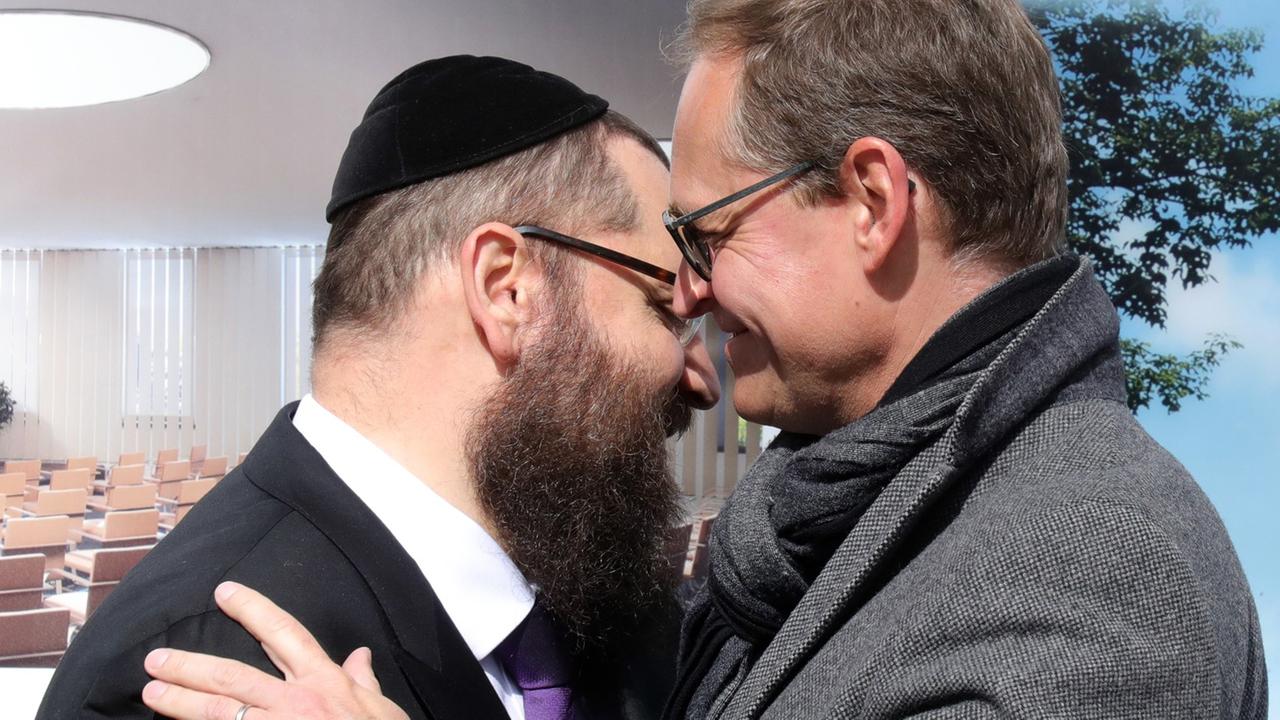 Michael Müller (SPD, r), Regierender Bürgermeister von Berlin, besucht im Mai 2019 die Baustelle für den Jüdischen Campus und wird von Yehuda Teichtal, ein orthodoxer Chabad Lubawitsch chassidischer Rabbiner, über das Gelände geführt.