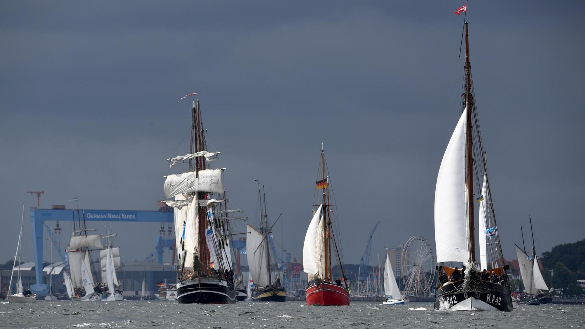 Mehrere alte Segelboote auf dem Wasser.