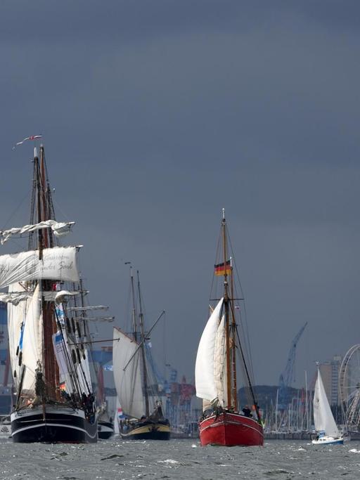 Traditionssegler starten zur Windjammerparade zur Kieler Woche 2018. (Quelle: picture alliance)