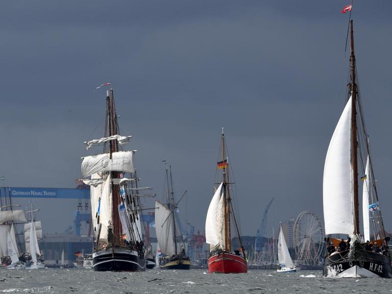 Traditionssegler starten zur Windjammerparade zur Kieler Woche 2018. (Quelle: picture alliance)