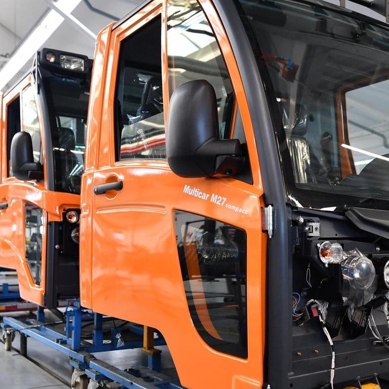 Fahrerkabinen von "Multicar"-Fahrzeugen stehen im Werk Waltershausen der Hako GmbH in einer Produktionshalle.