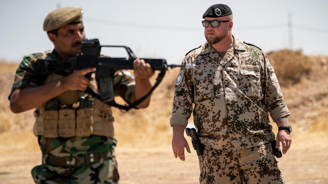 21.08.2019, Irak, Erbil: Ein Bundeswehr Soldat begleitet am Truppenübungsplatz in Bnaslawa die Ausbildung kurdischer Peschmerga im nordirakischen Kurdengebiet. Foto: Michael Kappeler/dpa | Verwendung weltweit