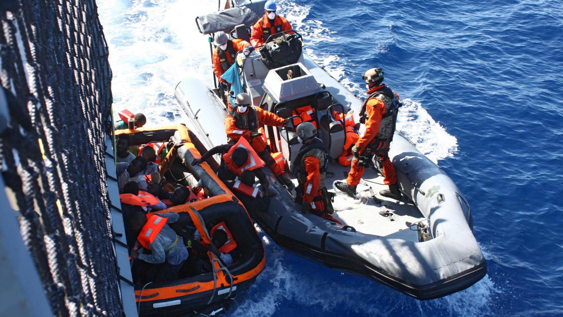 Die Fregatte Hessen rettet erneut 96 Menschen aus Seenot im Mittelmeer, am 28.05.2015