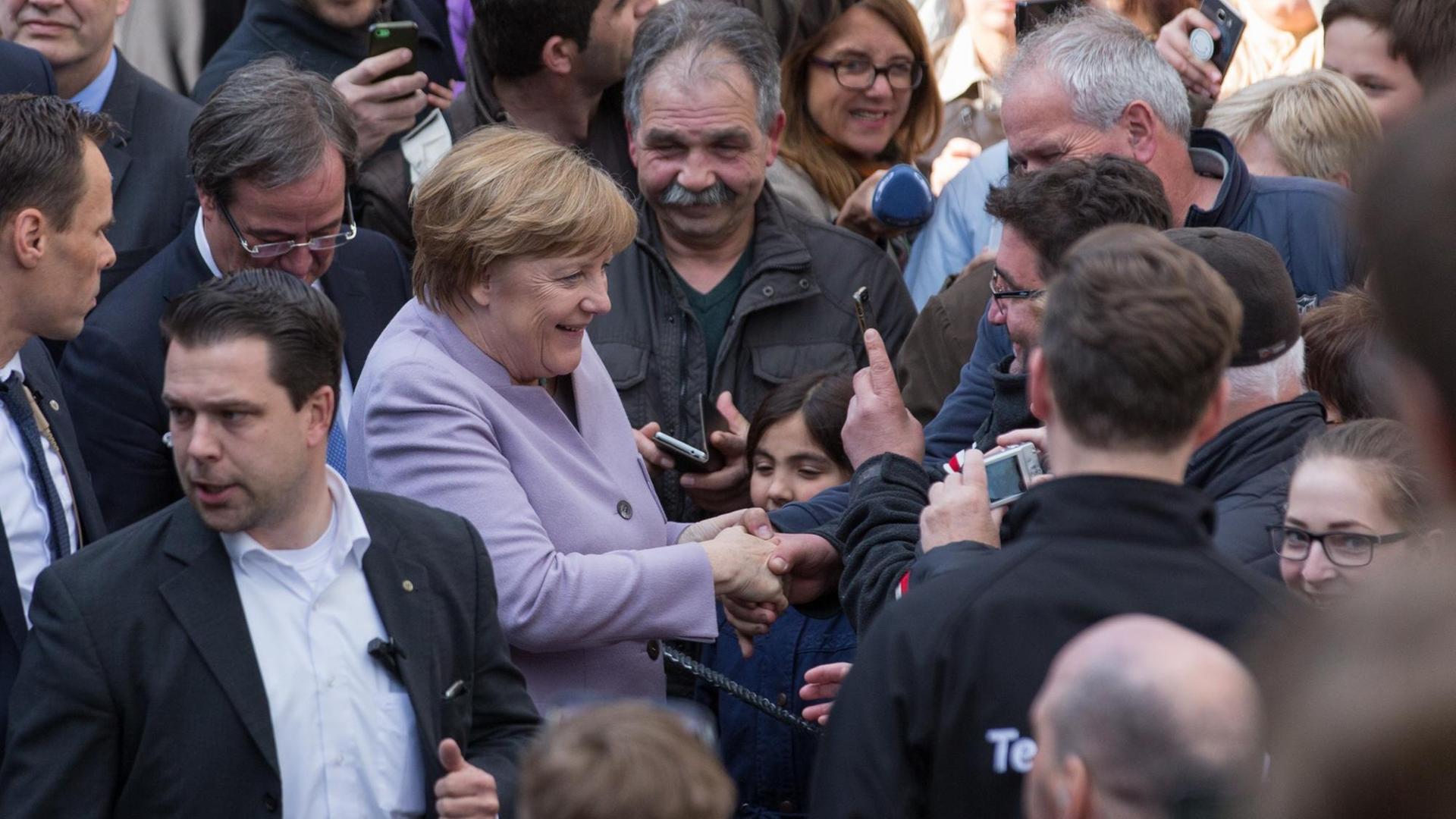 Bundeskanzlerin Angela Merkel (CDU) kommt am 27.04.2017 in Beverungen (Nordrhein-Westfalen) zu einer Wahlkampf-Veranstaltung zur NRW-Landtagswahl. Merkel unterstützt den CDU-NRW-Spitzenkandidaten Laschet.