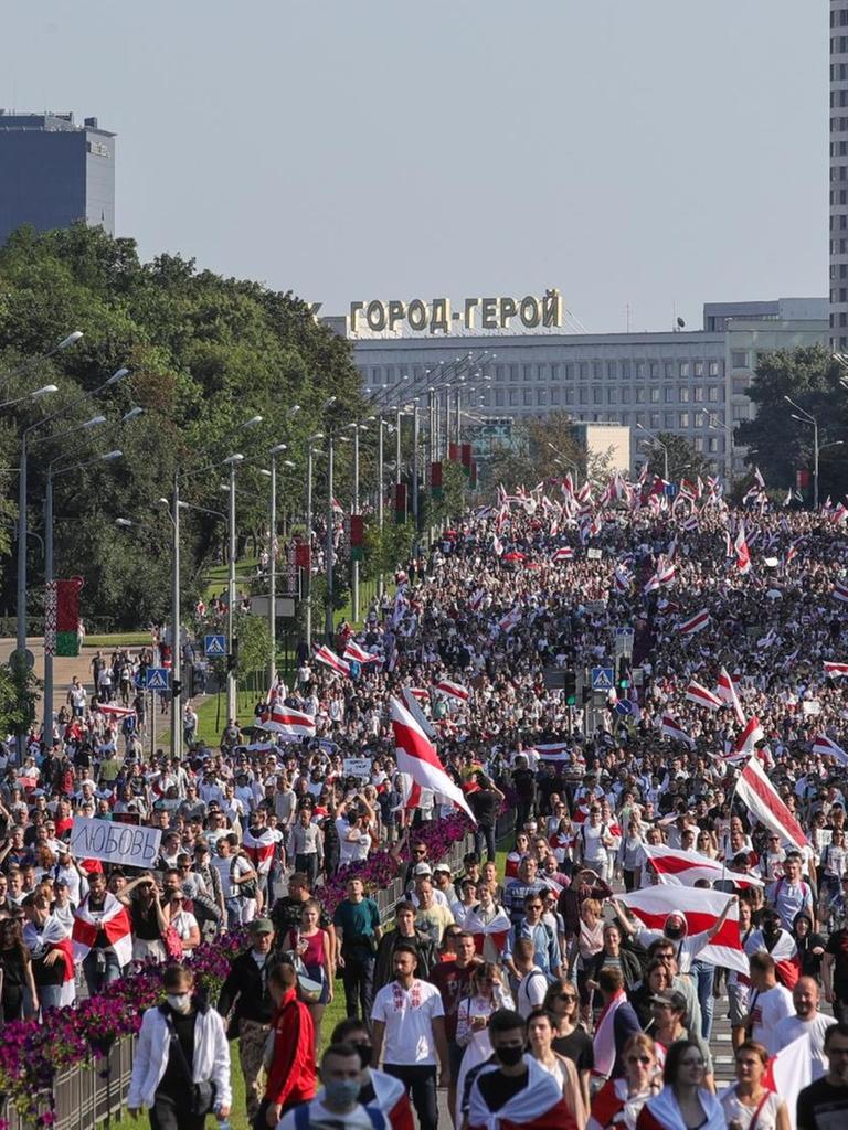 Ein großer Zug von Demonstrierenden auf einer breiten Straße in Minsk am 30. August 2020 Ein großer Zug von Demonstrierenden auf einer breiten Straße in Minsk am 30. August 2020