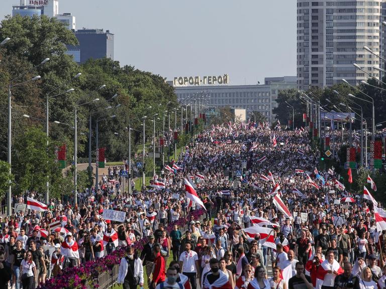 Ein großer Zug von Demonstrierenden auf einer breiten Straße in Minsk am 30. August 2020
