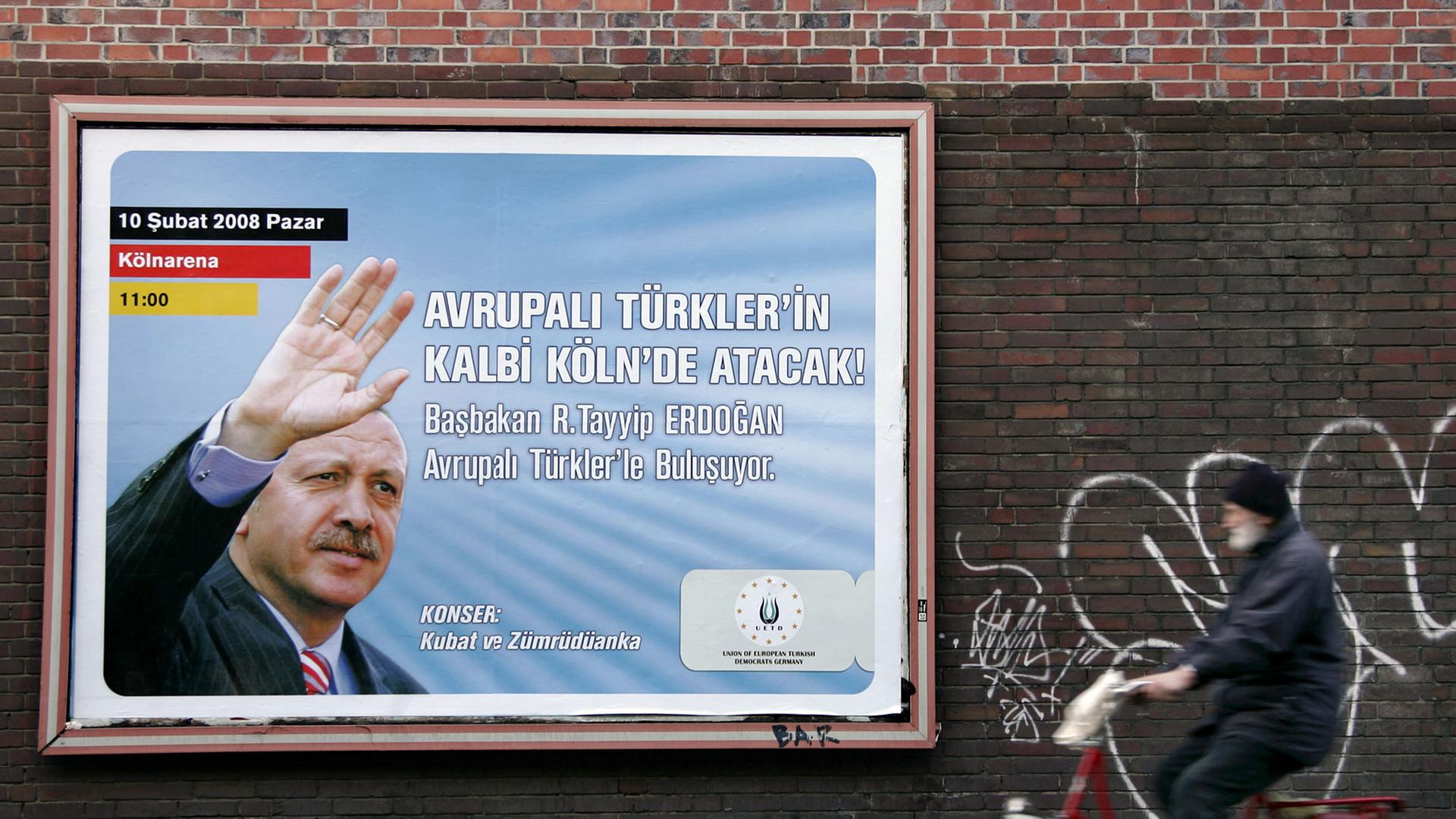 Ein Plakat wirbt für Erdogans Auftritt in Köln 2008.