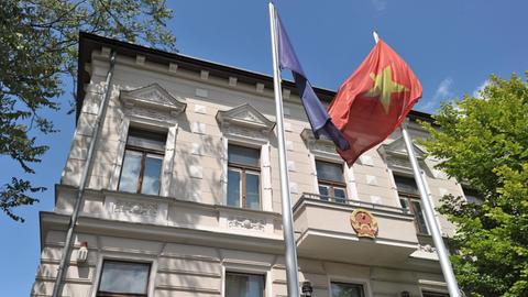 Botschaft der Sozialistischen Republik Vietnam in der Berliner Elsenstraße. Davor weht die Flagge des Landes.