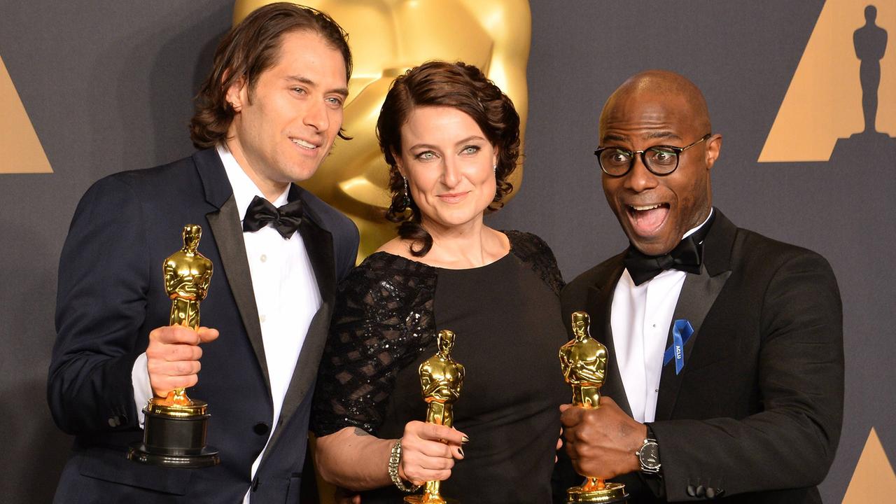 Die Produzenten Jeremy Kleiner (l.) und Adele Romanski (m.) mit dem Regisseur Barry Jenkins, die nach einer Panne als die tatsächlichen Oscar-Gewinner gekürt wurden.