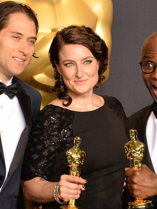 Die Produzenten Jeremy Kleiner (l.) und Adele Romanski (m.) mit dem Regisseur Barry Jenkins, die nach einer Panne als die tatsächlichen Oscar-Gewinner gekürt wurden.