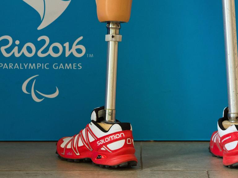Die Beinprothesen eines Teilnehmers der Paralympischen Spiele in Rio de Janeiro, aufgenommen am 6.9.2016 im Olympischen Dorf