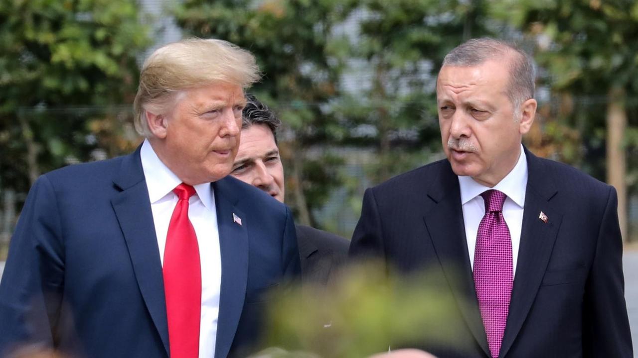 US-Präsident Donald Trump (links im Bild) im Gespräch mit dem türkischen Präsidenten Recep Tayyip Erdogan beim NATO-Gipfel im Juli 2018 in Brüssel