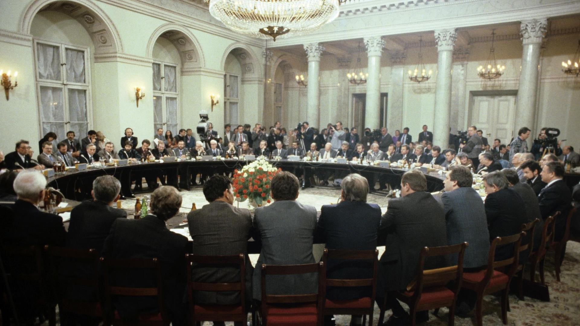 Vertreter von Opposition und der kommunistischen Staatspartei sitzen am 5. April 1989 am Runden Tisch in Warschau zusammen.
