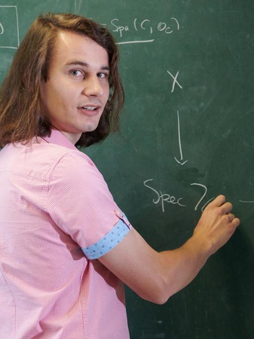 Der deutsche Mathematiker Peter Scholze schreibt eine Formel auf eine Tafel in seinem Büro.