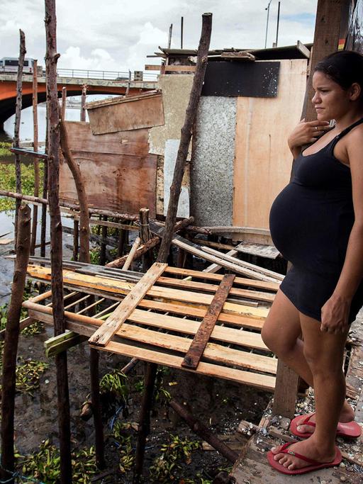 Eine schwangere Frau im Armenviertel Beco do Sururu in der Nähe der Stadt Recife, die besonders stark vom Vordringen des Zika-Virus betroffen ist.