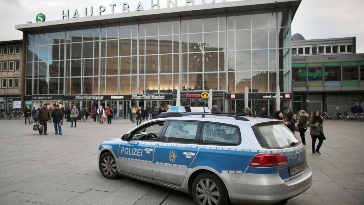 Ein Streifenwagen der Polizei vor dem Kölner Hauptbahnhof.