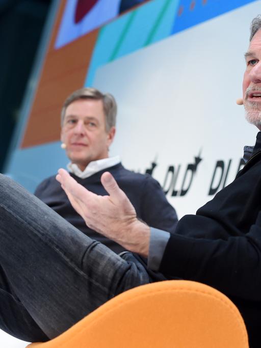Der Chef der Online-Videothek Netflix, Reed Hastings (r.) und der TV-Journalist Claus Kleber sitzen in München bei der Digital-Life-Design