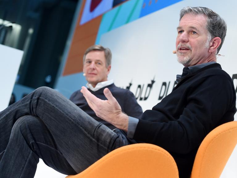 Der Chef der Online-Videothek Netflix, Reed Hastings (r.) und der TV-Journalist Claus Kleber sitzen in München bei der Digital-Life-Design