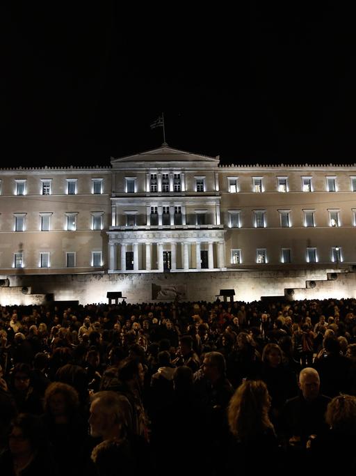 Demonstranten protestieren vor dem Regierungsgebäude in Athen gegen die Sparauflagen der Troika