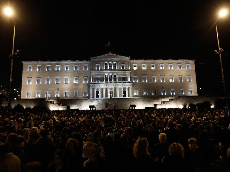 Demonstranten protestieren vor dem Regierungsgebäude in Athen gegen die Sparauflagen der Troika