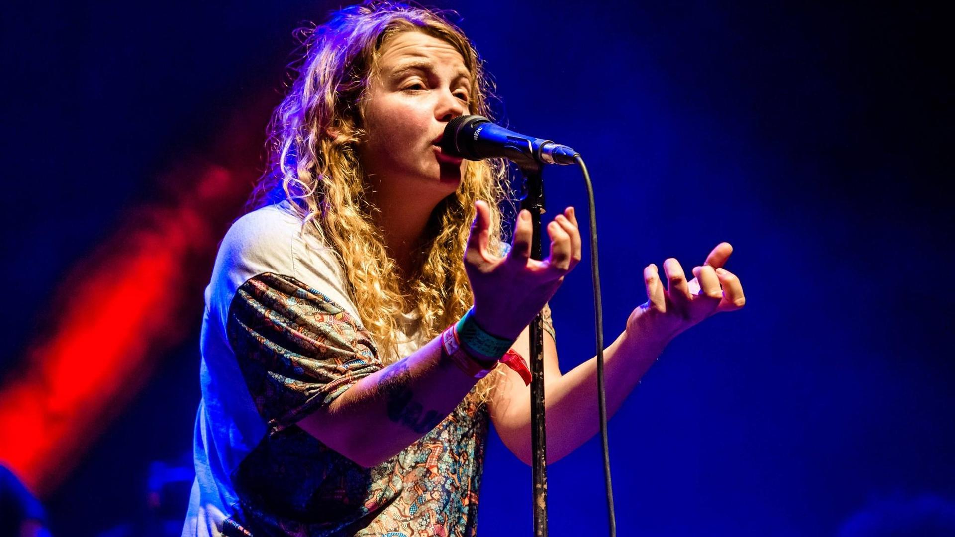 Das britische Multitalent Kate Tempest bei einem Konzert in Barcelona 2015