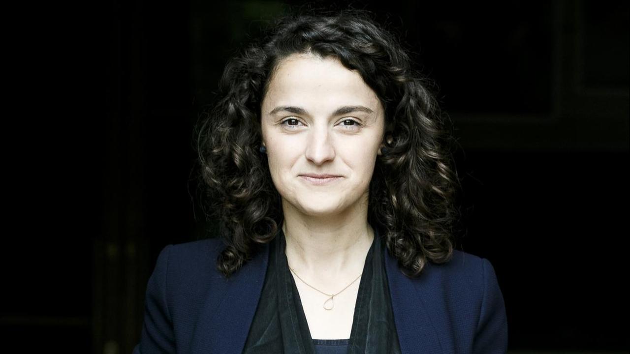 Porträt von Esra Küçük, Geschäftsführerin der Allianz Kulturstiftung.
