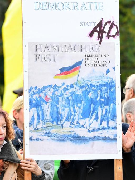 Gegendemonstranten protestieren gegen die AfD-Tagung auf dem Hambacher Schloss.
