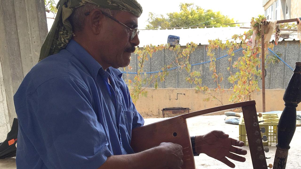Salam, eine stadtbekannter Beduine und Musiker in Rahat, macht traditionelle Musik.