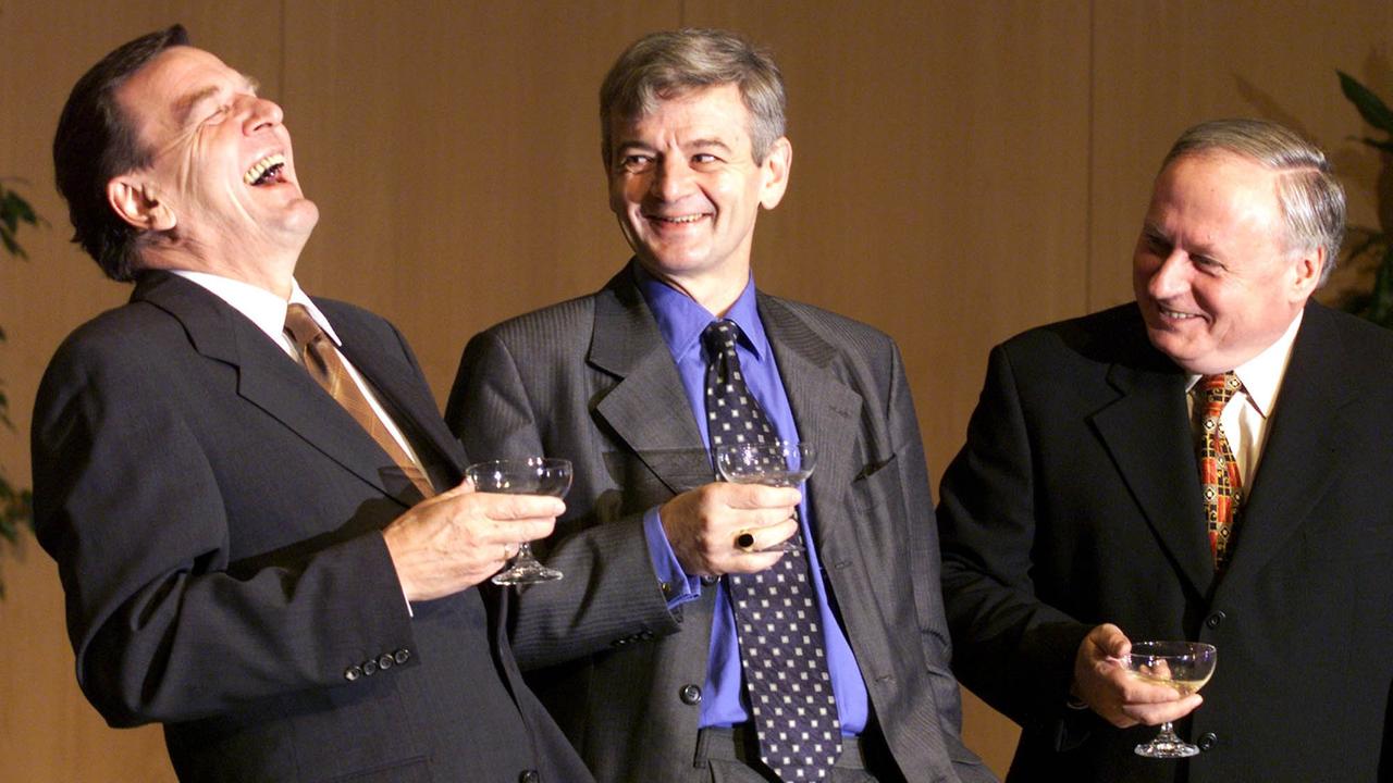Politiker Schröder (SPD), Lafontaine (früher ebenfalls SPD) und Fischer (Grüne) 1998 beim Feiern ihres Koalitionsvertrags