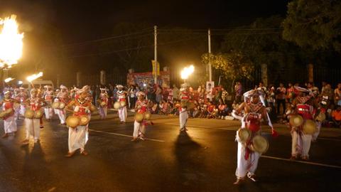 Traditionelle Trommelgruppe spielt auf einer Prozession