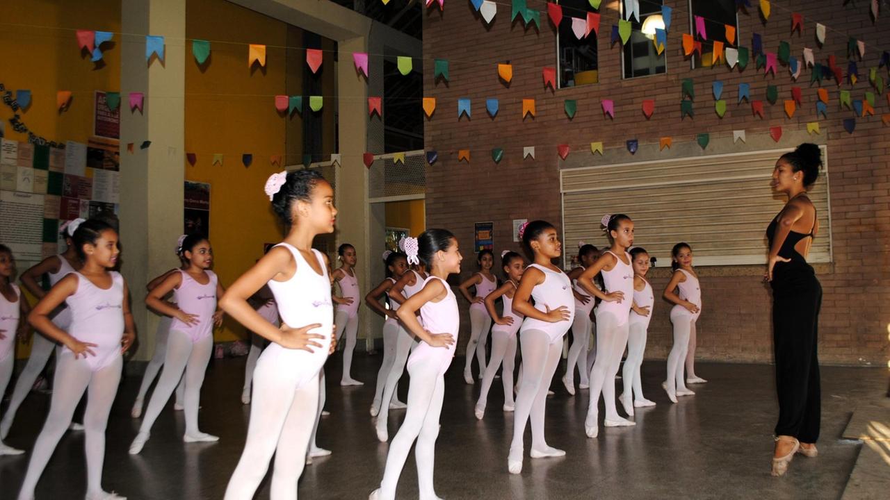 Ballettunterricht in einem Armenviertel in Rio de Janeiro.